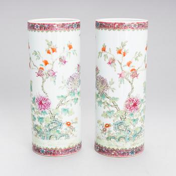 A pair of porcelain vases, China, 20th century.