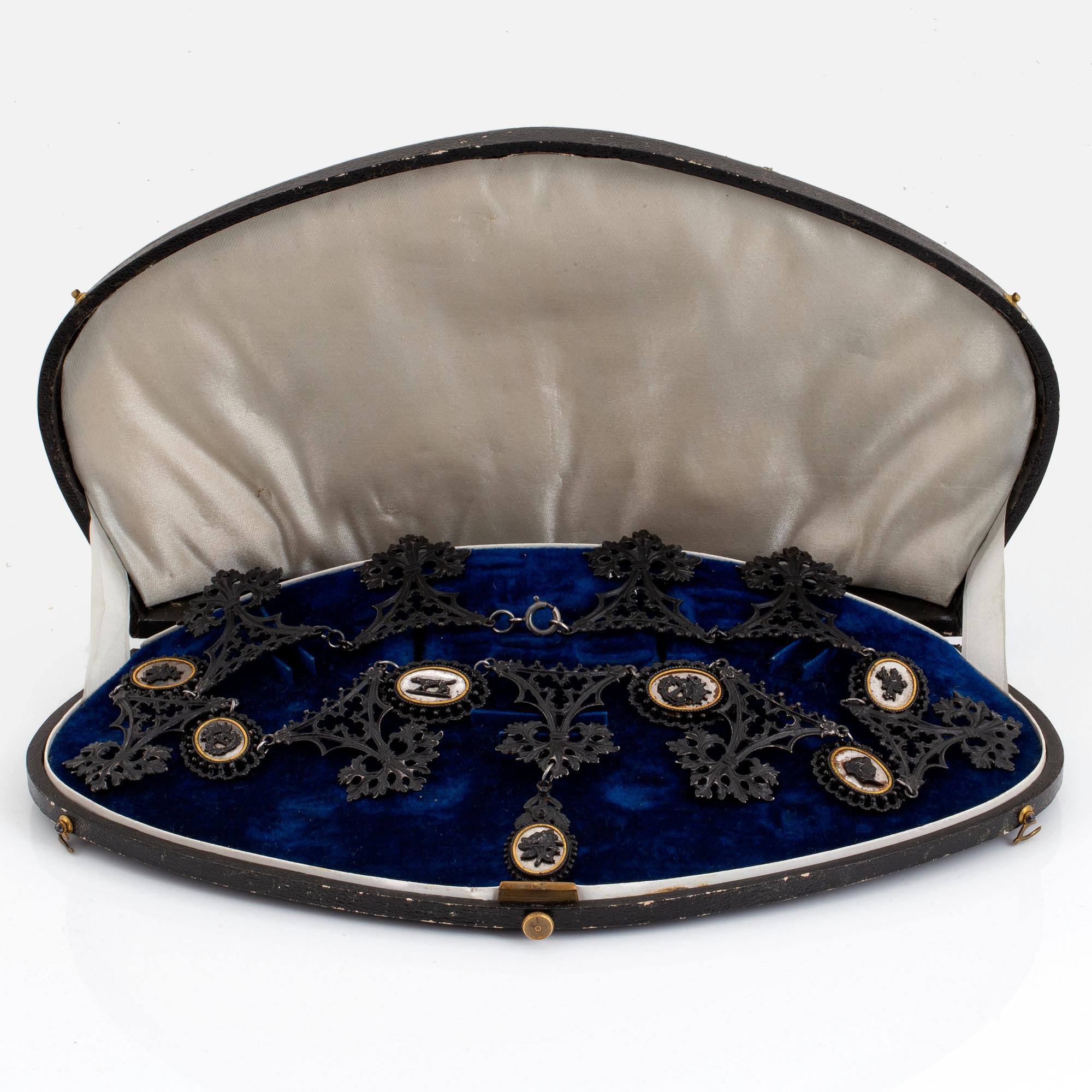 A Berlin iron and steel necklace. Berlin 1810-30.