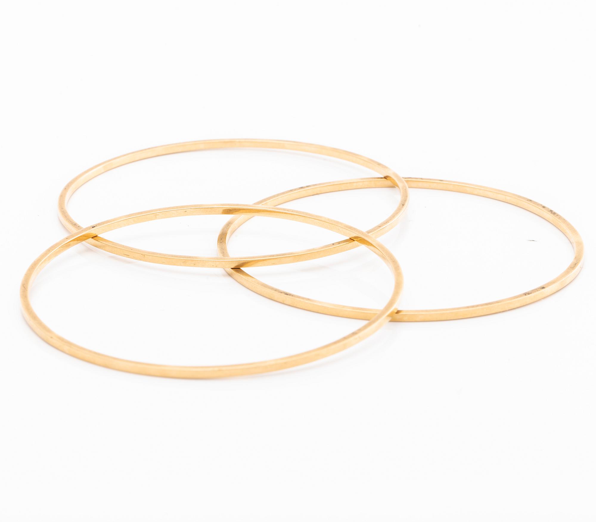 BANGLES, 3 identical, 18K gold,  inner circumference approx 19 cm, no opening mechanism.