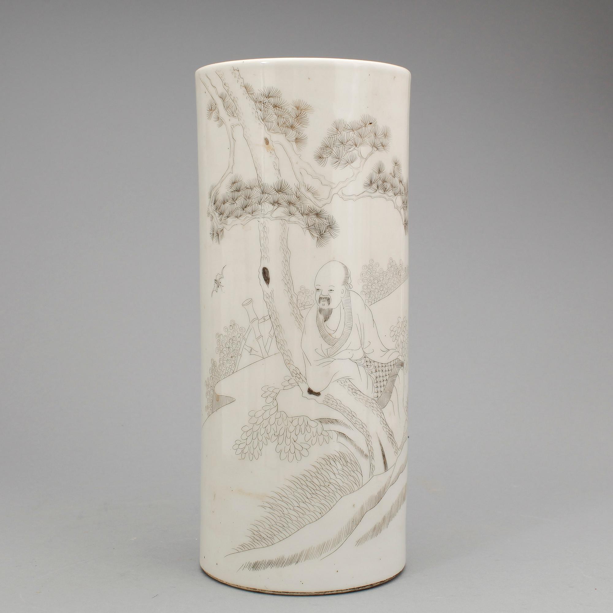 PENSELVAS SAMT BRICKA, porslin, Kina tidigt 1900-tal.