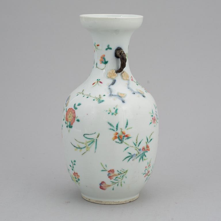 VAS, porslin. Qingdynastin, sent 1800-tal, med Daoguangs märke.