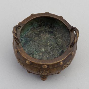 A Qing dynasty incense burner, 19th century.