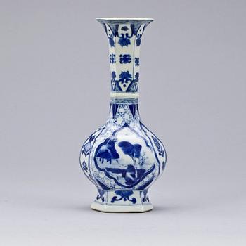 A blue and white vase, Qing dynasty, Kangxi (1662-1722).