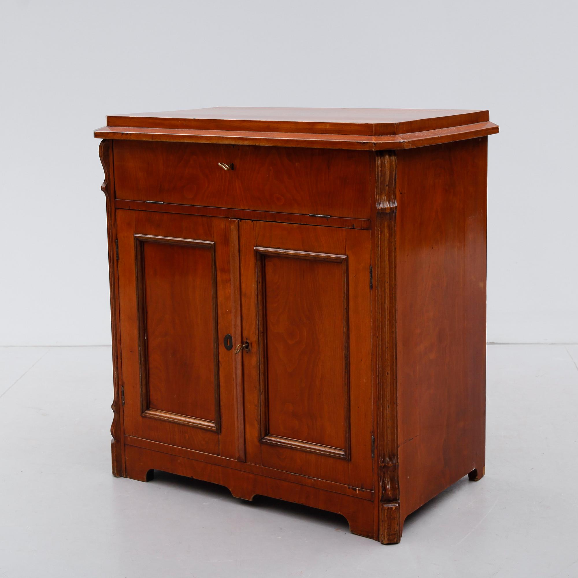 KOMMOD, omkring år 1900.