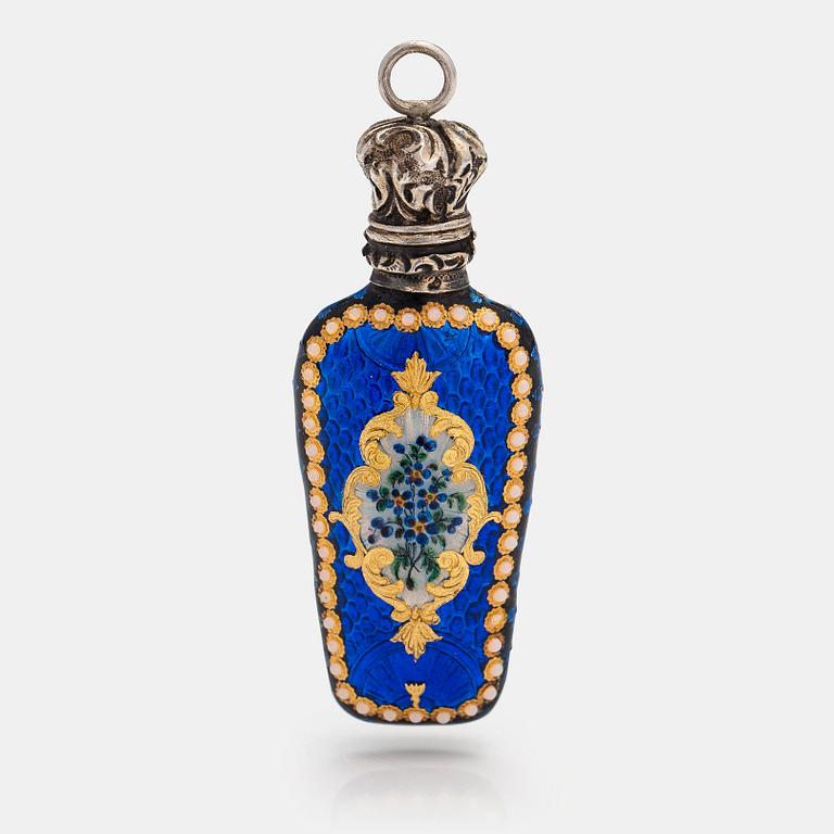 Hänge i form av flaska, silver, emalj och opalglas. Sekelskiftet 1800/1900.