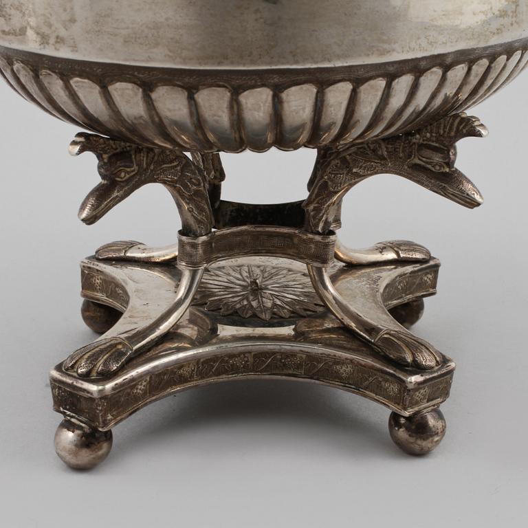 SOCKERSKRIN, silver, Olof Hagrelius, Mariefred,  empire, 1827, vikt 948 gram.