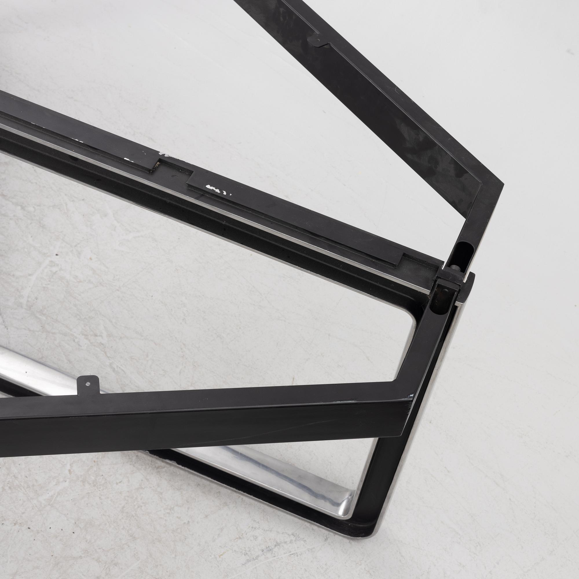 Osvaldo Borsani, a model T334A table, Centro Progetti Tecno, Italy, late 20th century/early 21st century.