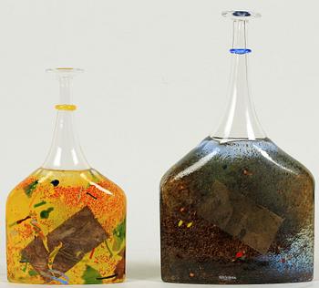 FLASKOR, 2 st, glas, Bertil Vallien, Kosta Boda, Artist Coll, sign o numr 89252 resp 89253.