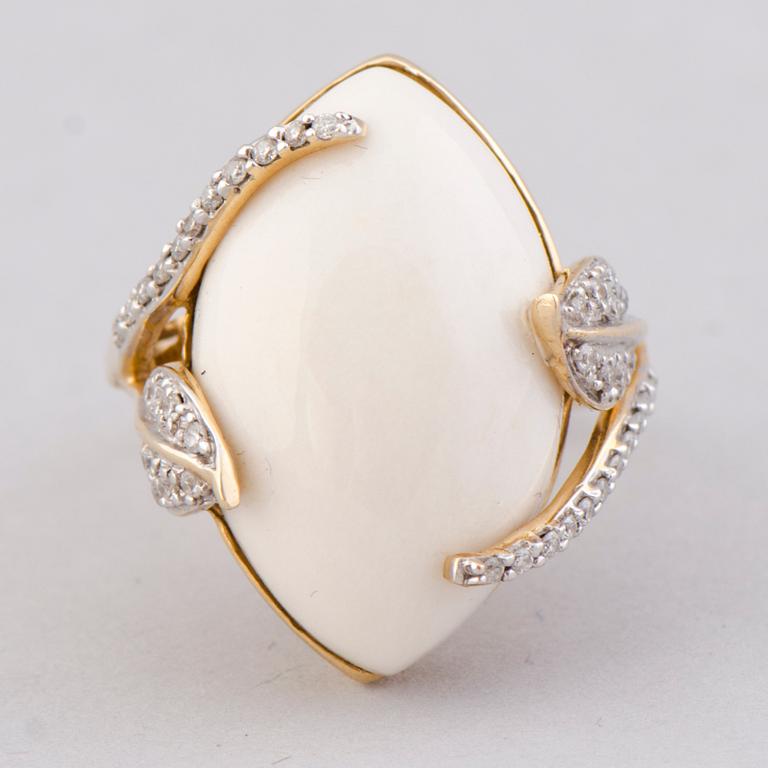 A RING, white quartz, diamonds, gold.