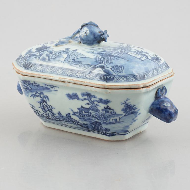 Two Chinese porcelain ladle dishes, a large dish and a small tureen with cover, Qing dynasty, Qianlong (1736-95).