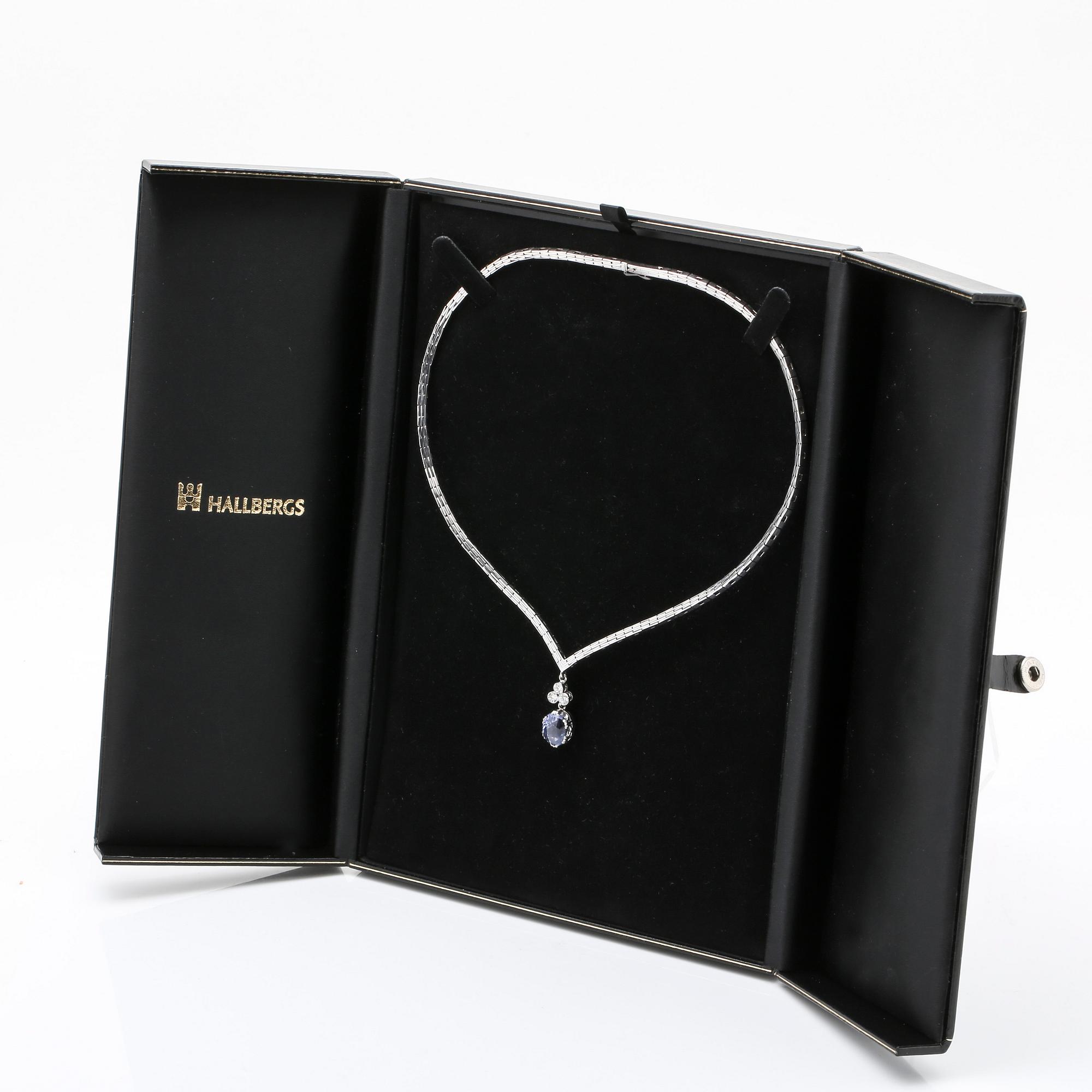 Necklace 18K whitegold with 1 purple-blue sapphire approx 6 ct  and 3 brilliant-cut diamonds approx 0,40 ct in total.