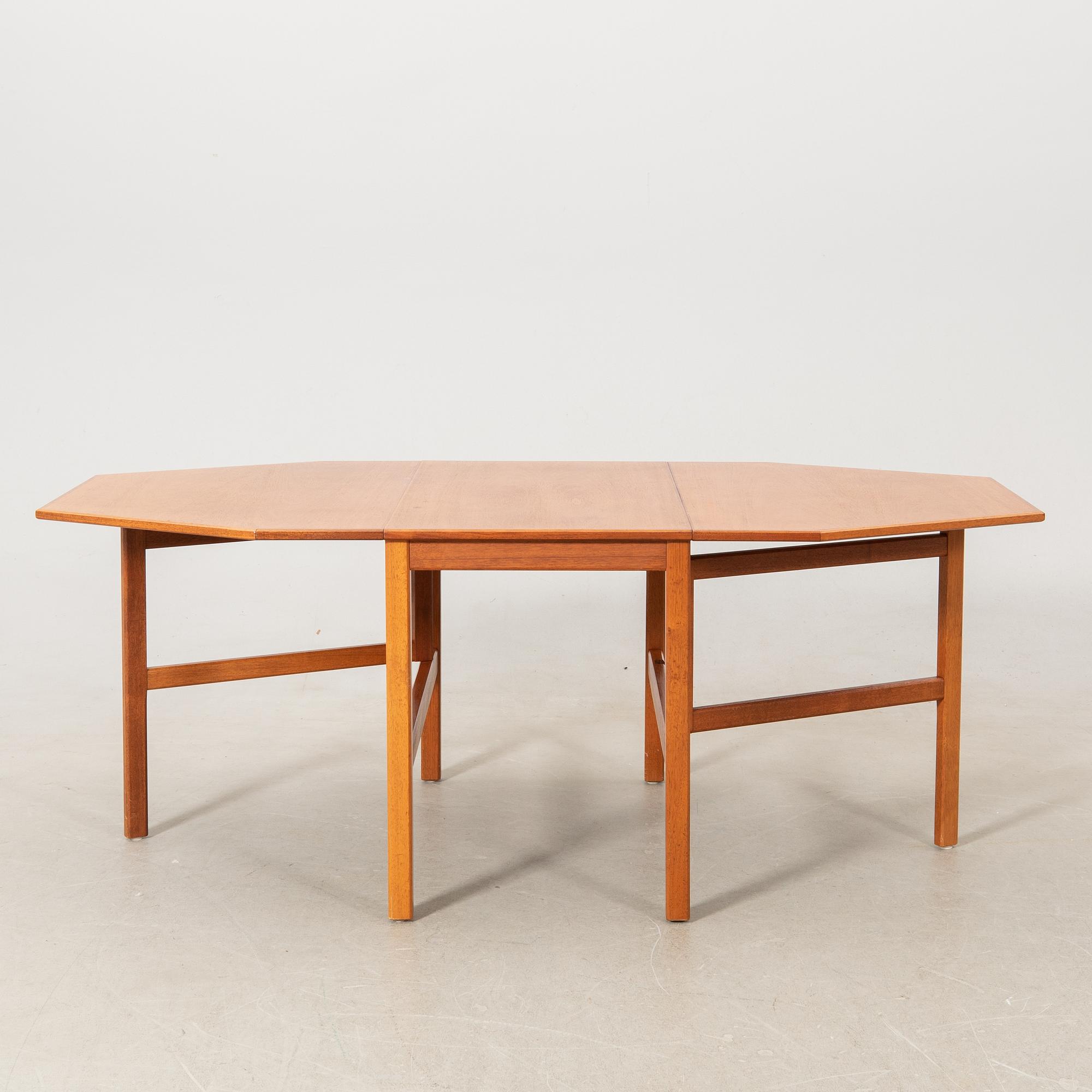 Drop-leaf table, second half of the 20th century.