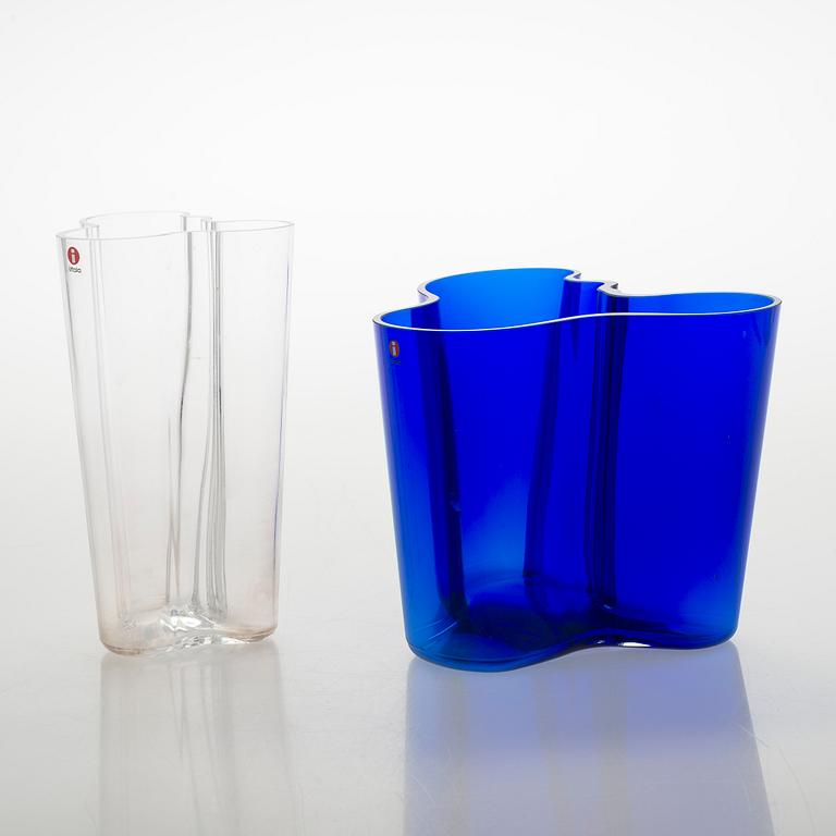 Alvar Aalto, maljakoita, 2 kpl, "3030", signeerattu Iittala sekä Alvar Aalto Iittala.