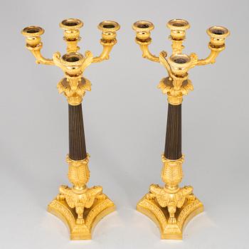 KANDELABRAR, ett par, senempire, förgylld och patinerad brons, 1800-talets första hälft.