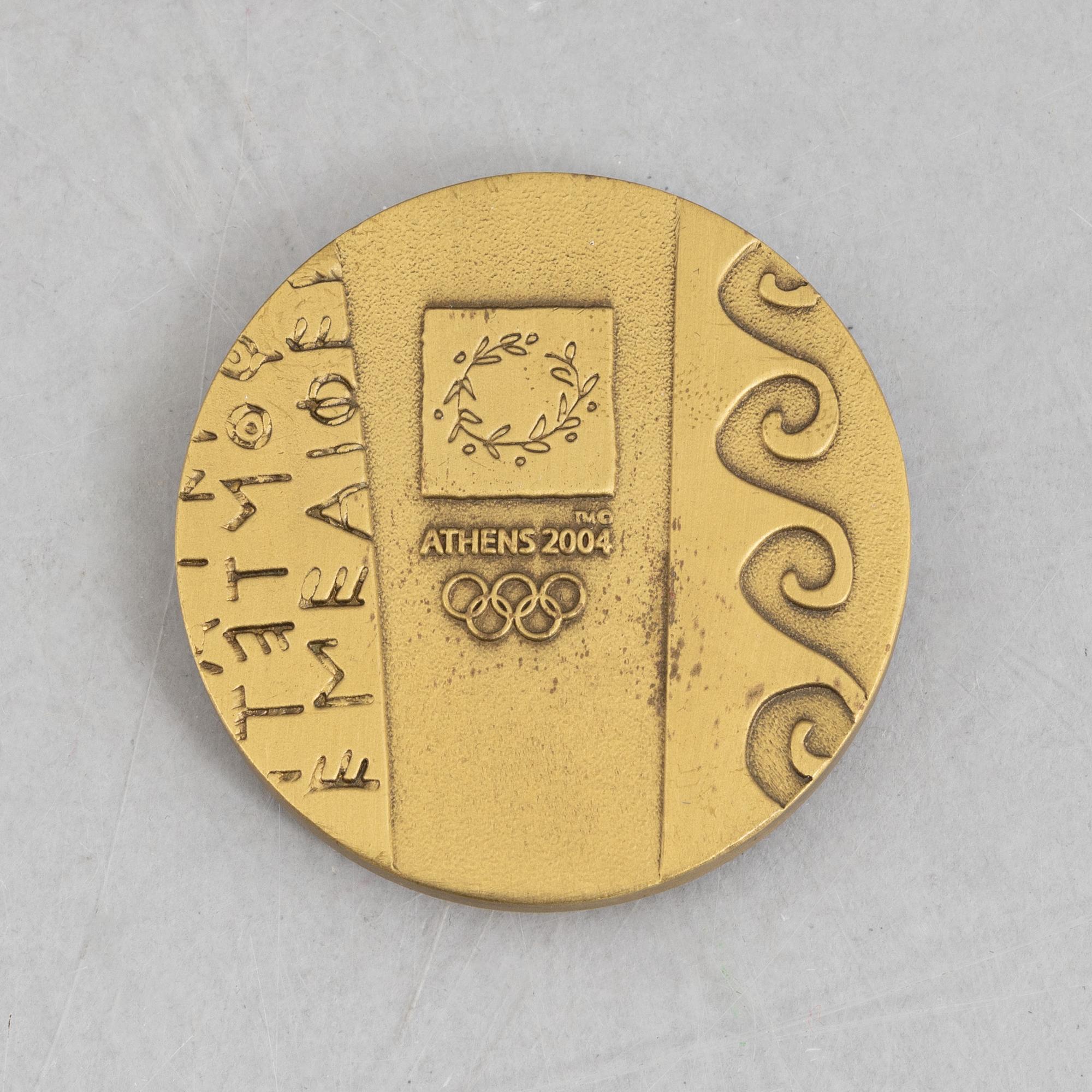 Deltagarmedalj OS, Aten 2004 samt tygmärke för den svenska OS-truppen.