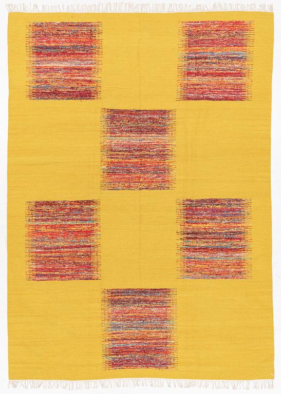 A flat-woven carpet, approx. 298 x 214 cm.