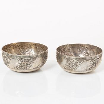 Skålar, tre stycken samt tre bägare och figurin, metall, Centralasien.