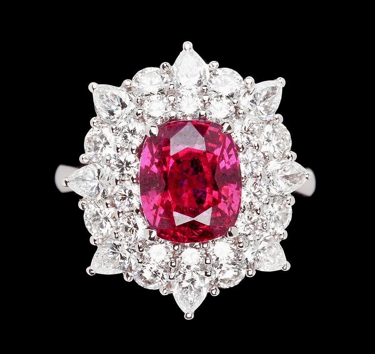 RING, fasettslipad ceriserosa safir, 5.20 ct, med dropp- och briljantslipade diamanter, tot. 2.51 ct.