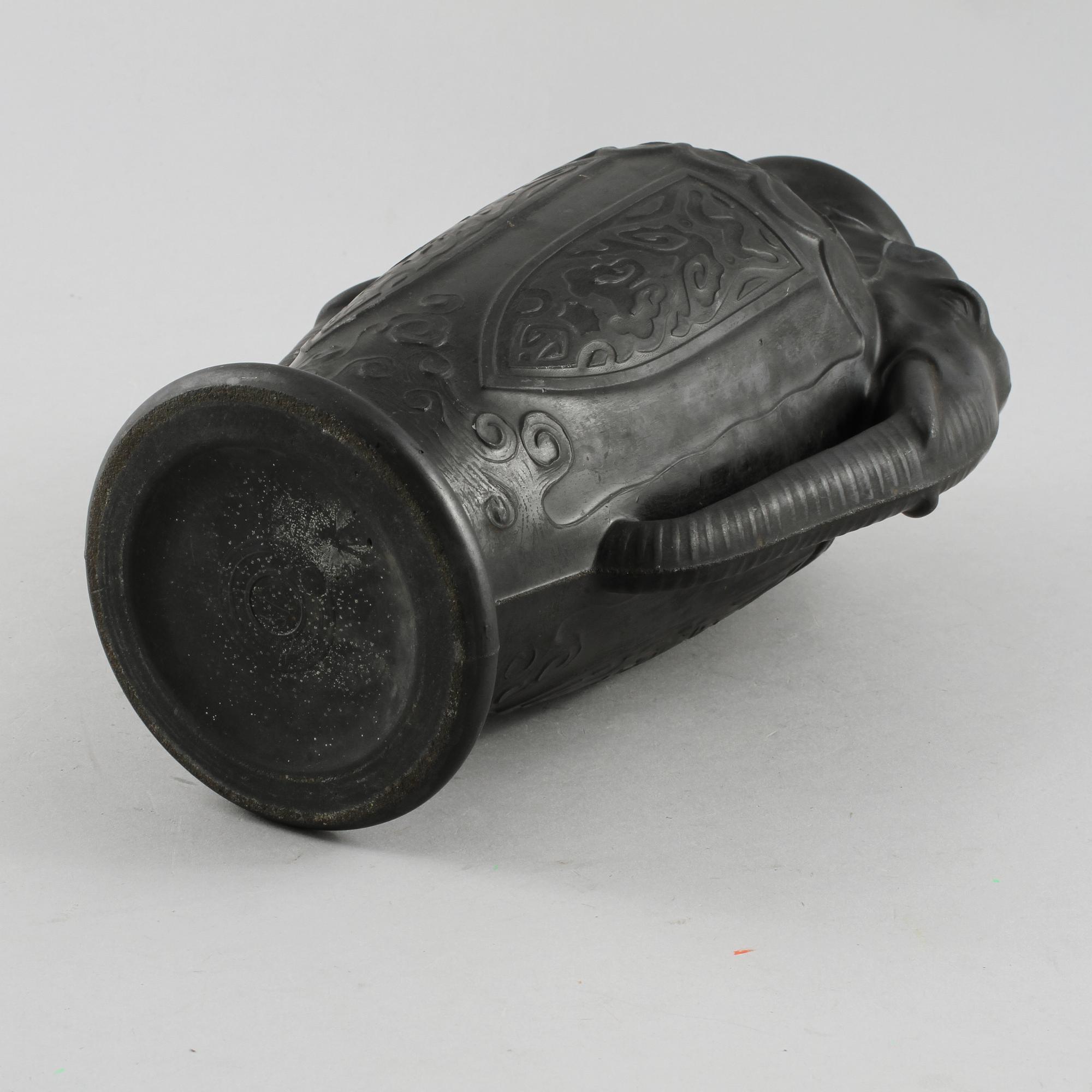 HÄNKELVAS, basalt ware, jugend, 1900-talets första hälft.