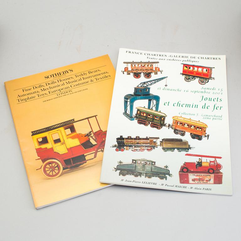 A large lot of ca 200 toy auction catalogs.