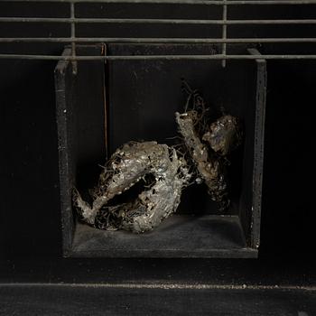 Torsten Renqvist, assemblage i låda, a tergo signerad.