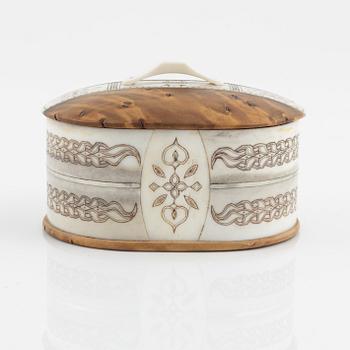 A lidded box by Bertil Fällman, signed.