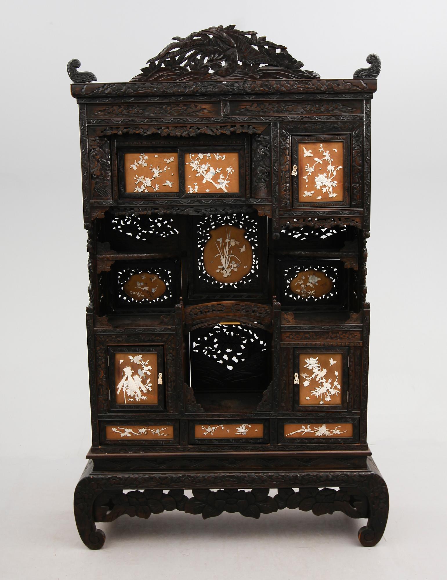 SKÅP, ostindiskt, 1900-talets första hälft.