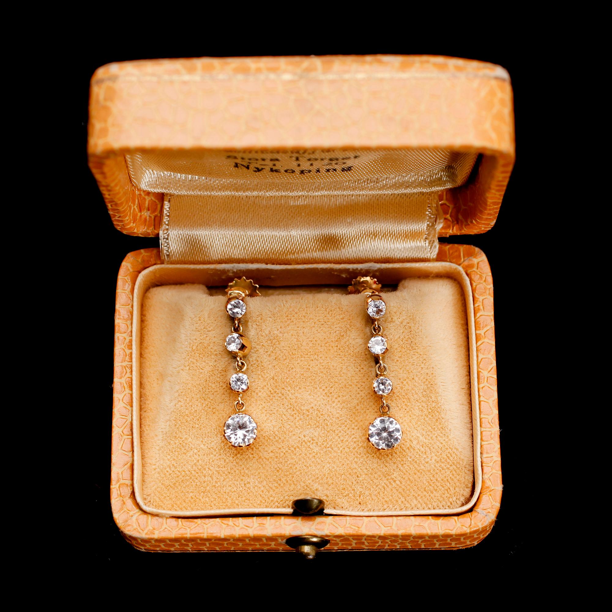 ÖRHÄNGEN, 1 par, 18 k guld, 1953, med vita stenar. Total vikt 3 gram.