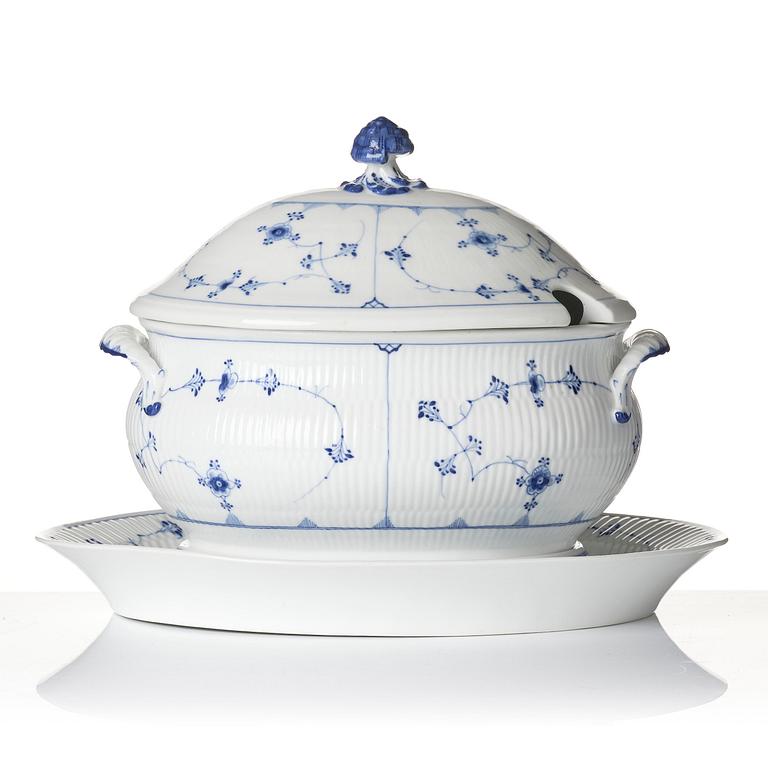 Terrin med lock och fat, porslin. Royal Copenhagen, "Musselmalet", Danmark, 1800-tal.