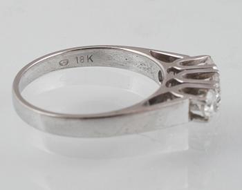 RING, 18K vitguld med 3 briljantslipade diamanter ca 0.45 ct, importstämplad. Vikt 3,2 gram.