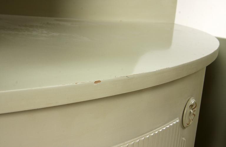 HÖRNVITRINSKÅP, gustaviansk stil, 1900-tal.