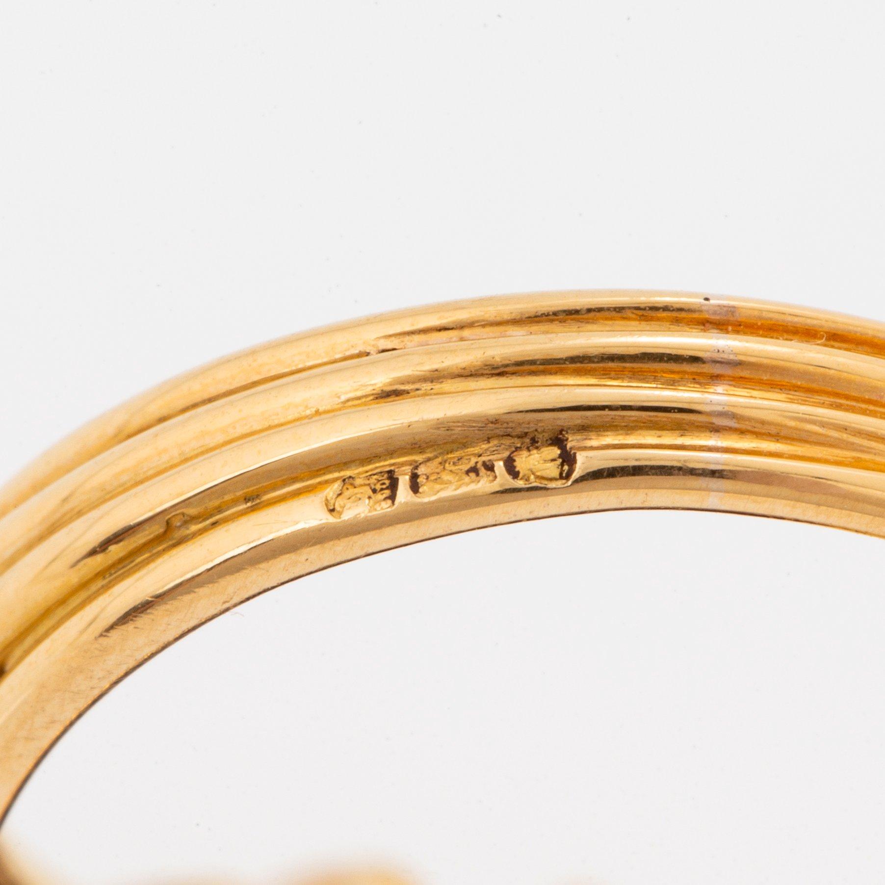 Ring 18K guld med en fasettslipad ametist och runda briljantslipade diamanter.