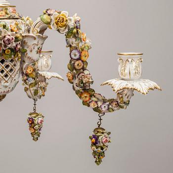 TAKKRONA, porslin, Meissen-liknande, Mellaneuropa, 1800-tal. Höjd 80 cm.
