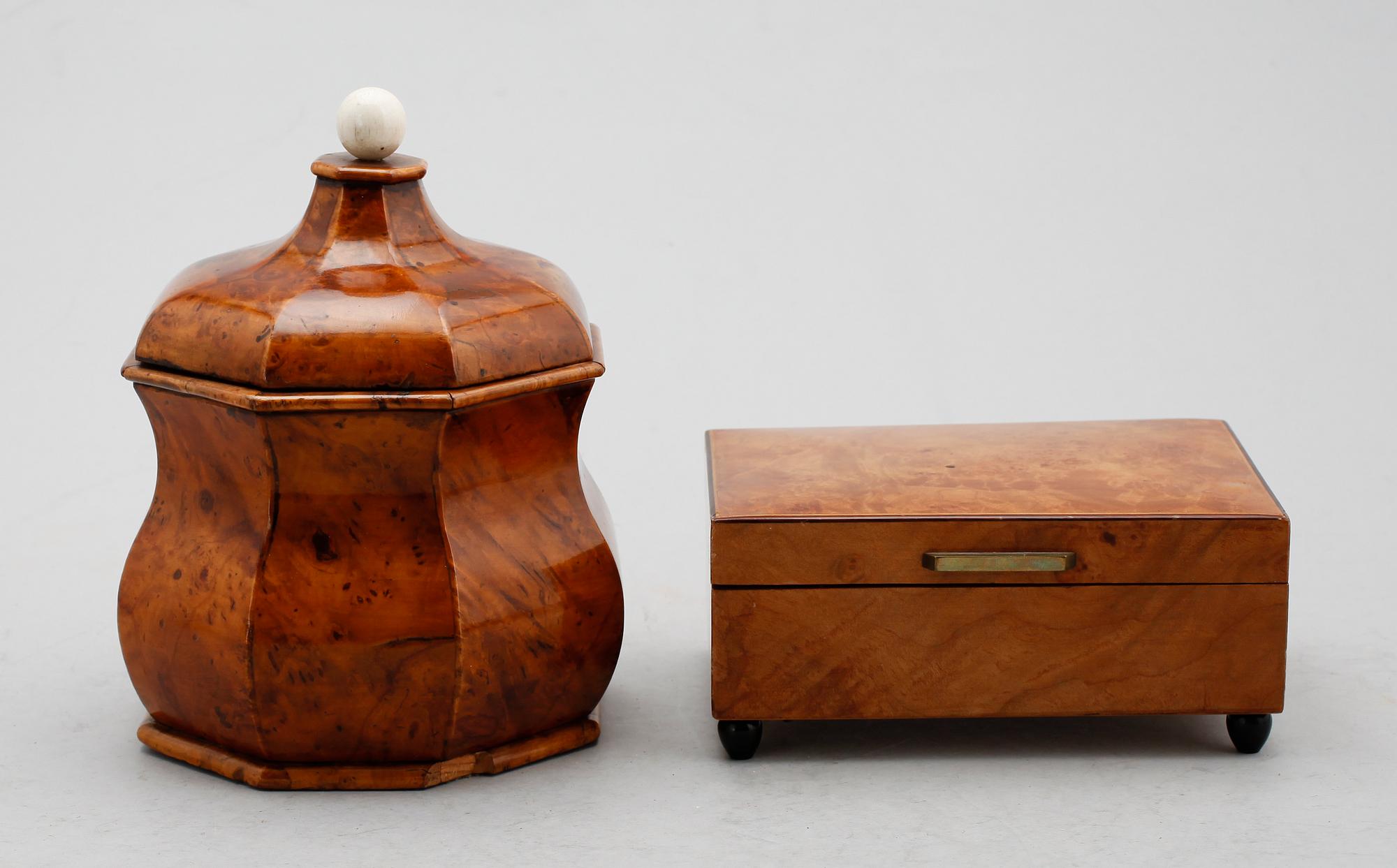 TOBAKSBURK OCH SPELDOSA, fanerade med björk, 1800-/1900-tal.