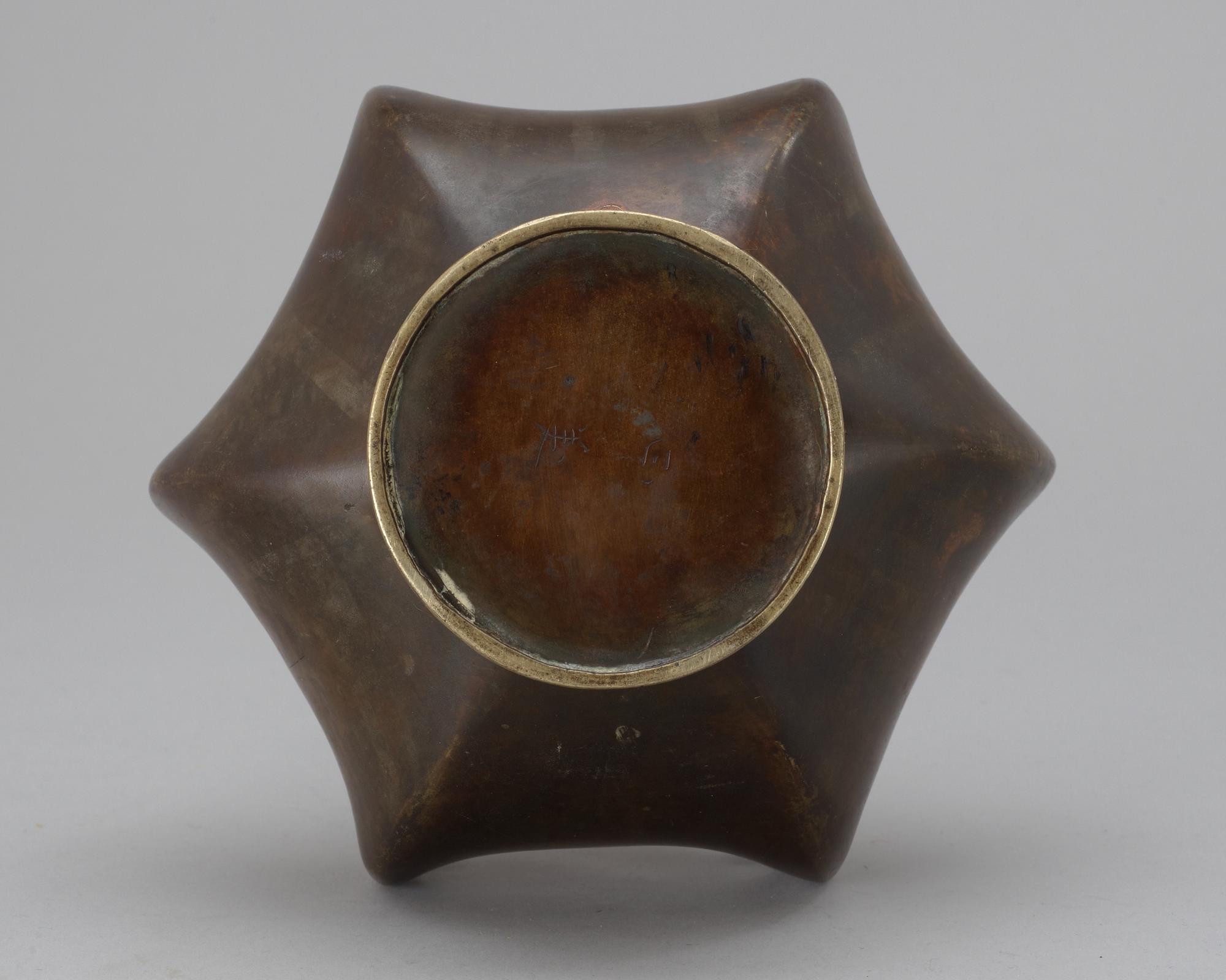 An early 20th Century brons vase, Japan.