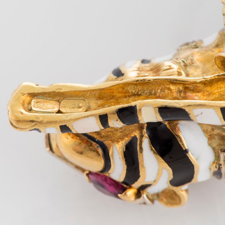 Kattbrosch 18K guld med svart och vit emalj samt runda briljantslipade diamanter och fasettslipade rubiner.