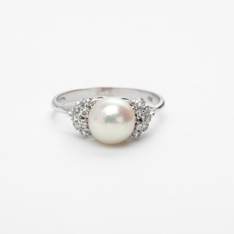 RING, 18K vitguld med odlad saltvattenspärla pärla samt diamanter ca 0.10 ct.
