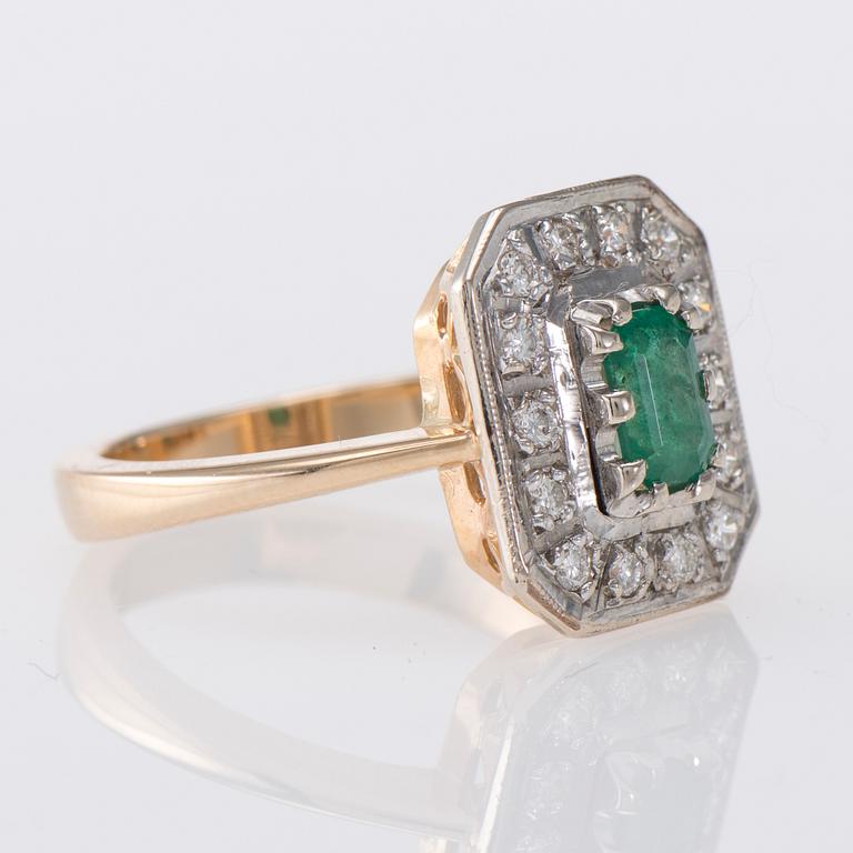 RING, 14K guld, smaragd, briljantslipade diamanter.  Helsingfors 2008. Vikt ca 5,7 g.