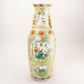 A large famille rose vase, late Qing dynasty.