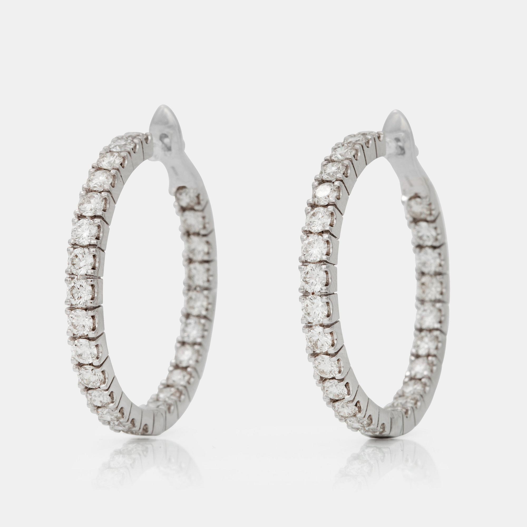 ÖRHÄNGEN med briljantslipade diamanter 3.85 ct totalt, enligt gravyr.