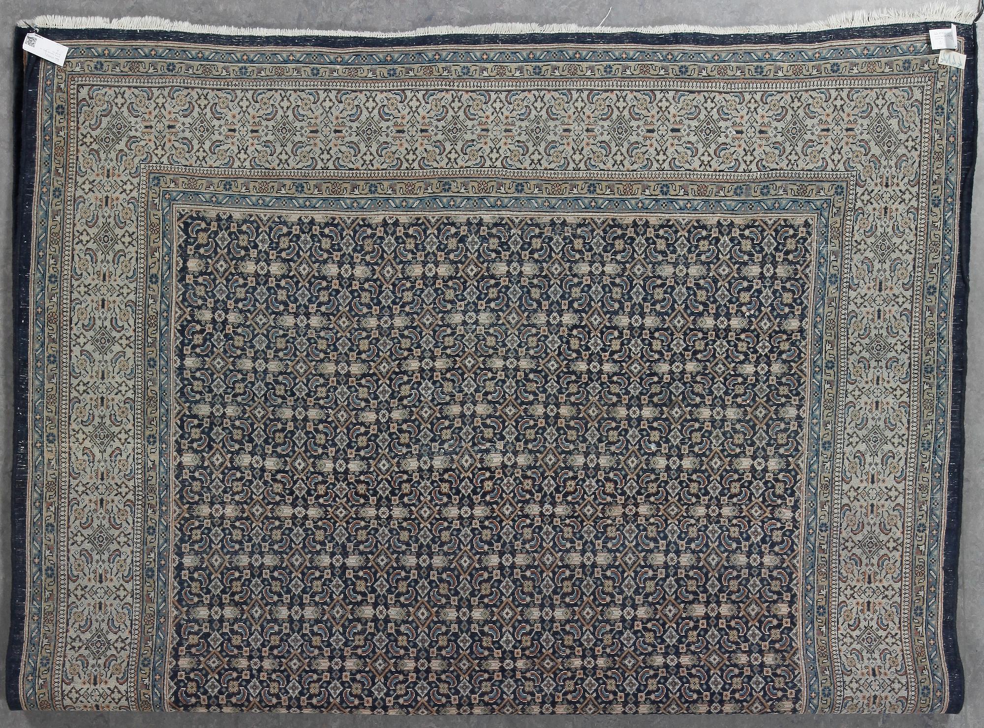MATTA, Sarouk, kelly, ca 322 x 218 cm.