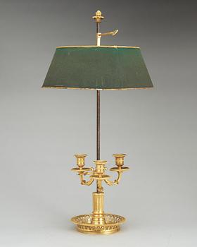 BORDSLAMPA, s.k. "lampe à bouillotte", för tre ljus. Frankrike, 1800-talets andra hälft. Louis XVI-stil.