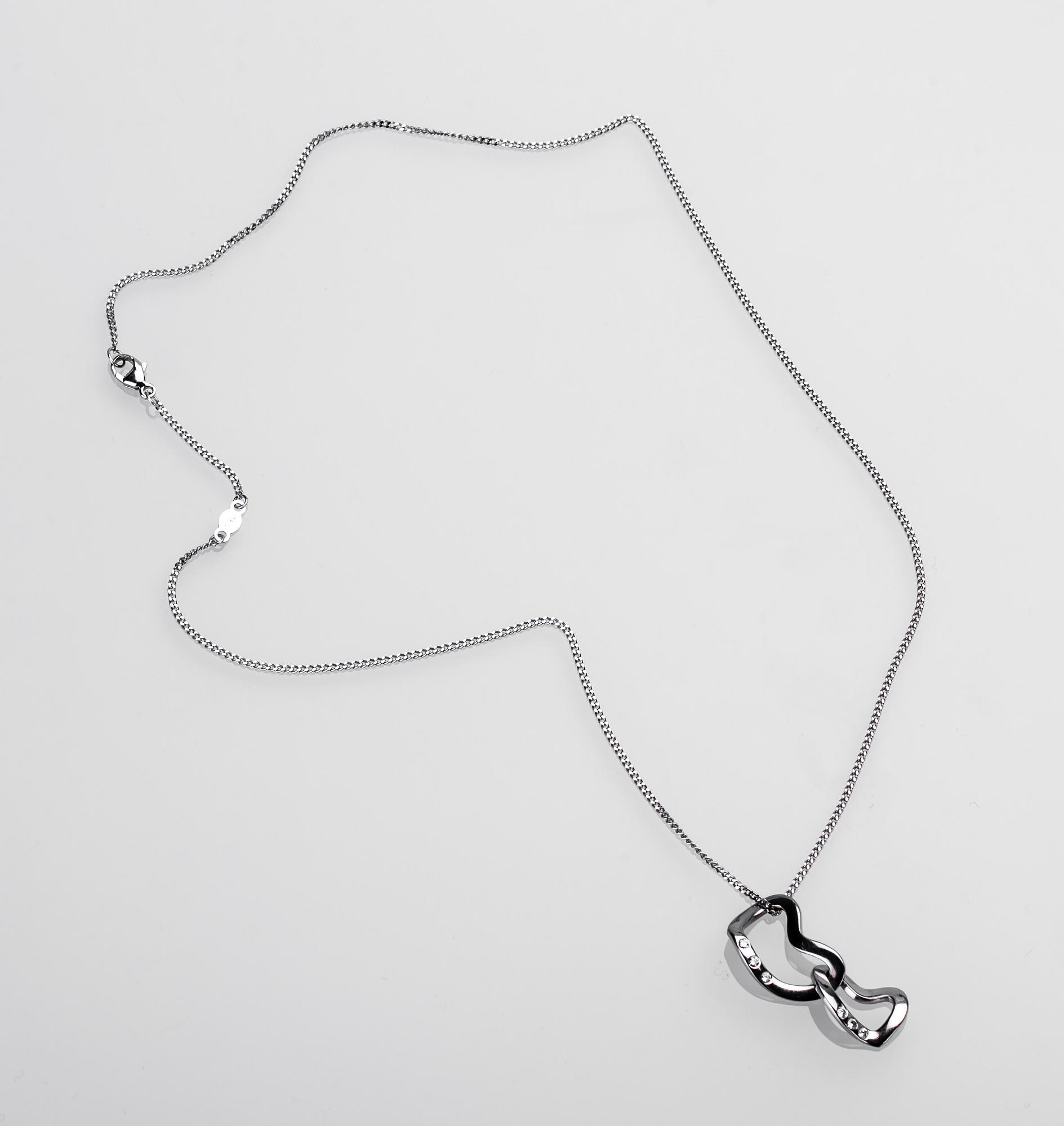 HÄNGE SAMT KEDJA, "Interlocking hearts", Regitze Overgaard för Georg Jensen, 18 k vitguld med diamanter. Vikt ca 7,5 g.
