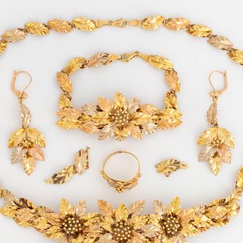 Necklace, a pair of earrings, ring, bracelet, 18K gold in three colours.