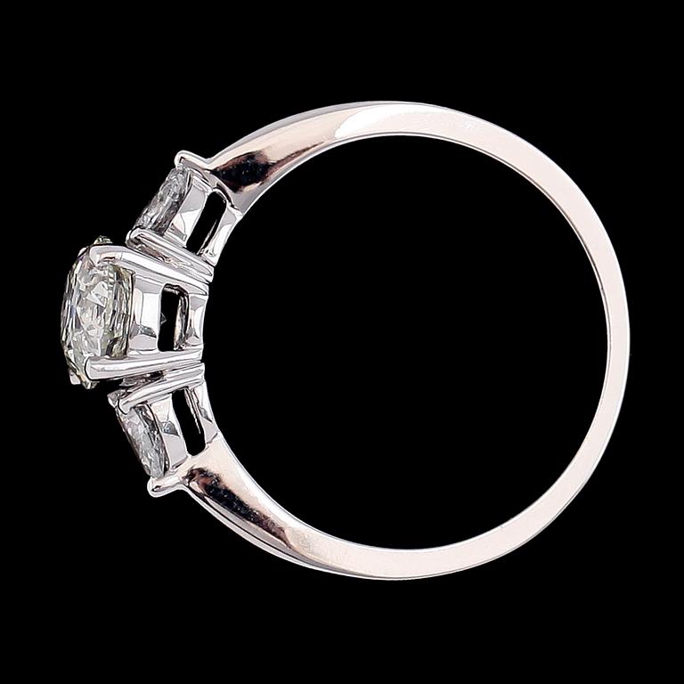 RING, 18K vitguld, diamanter tot ca 1.32 ct.