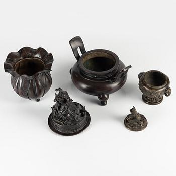 Rökelsekar, tre stycken, brons, Japan, sen Meiji (1868-1912).