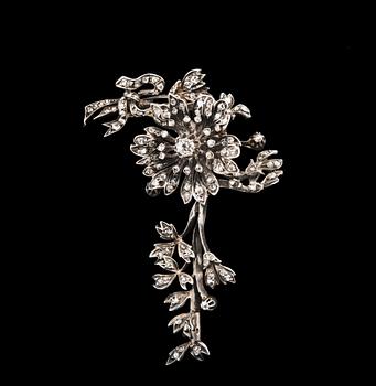 398. A BROOCH, centerstone old cut diamond c. 0.35 ct. 118 small rose cut diamonds. Silver on 18K gold.