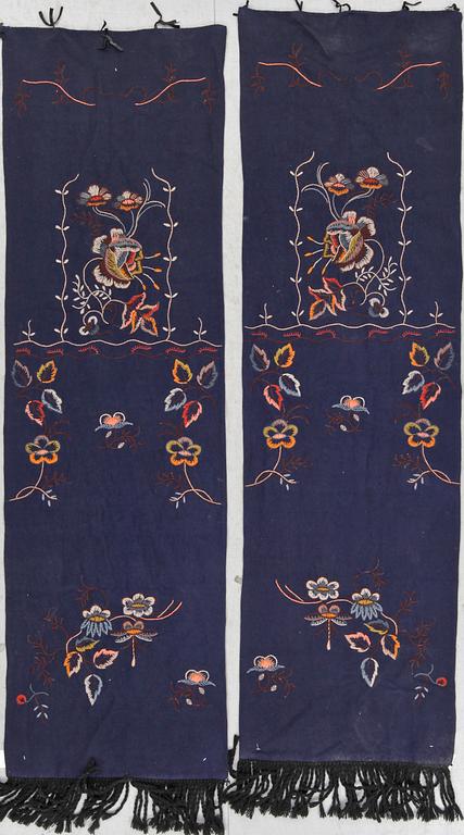 DRAPERIER, ett par, yllebroderi. 1900-talets början, 
ca 211x61.