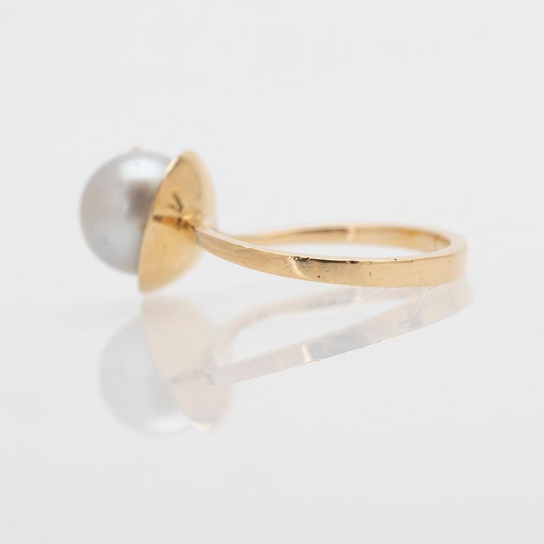18K gold ring with a cultured pearl and a diamond.