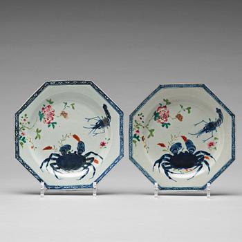 A pair of blue and white famille rose 'crab and shrimp' plates, Qing dynasty, Qianlong (1736-95).